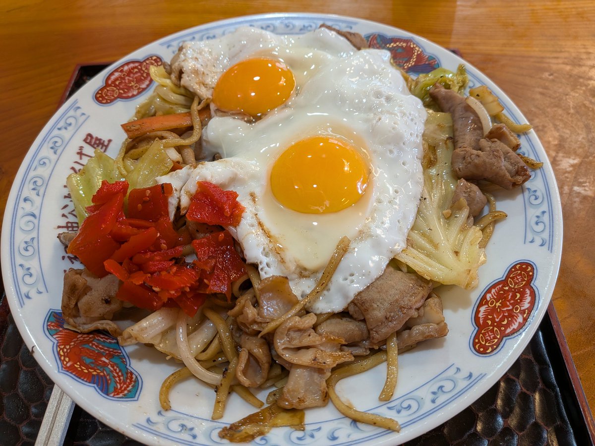 bwv867's tweet photo. お昼は元祖神谷焼きそば屋にて横手やきそば。JR奥羽本線柳田駅からめっちゃ歩いてホルモン玉子野菜W（1250円税込）。美味しいにもほどがある。 https://t.co/G9kLe16sYt