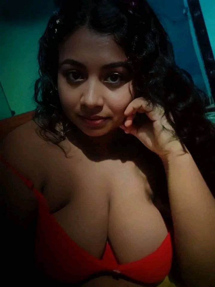 BalaManiPotachi's tweet photo. Long Thread - 1/3

Me : Machaan.. iva dhaan da En Wife, romba naal kenji Oru valiya Marrege panniten..

My Friend ~ Super rah machaan..Sister Clg la Sports Player ah enna?

Me ~ Aama da VOLLEYBALL!eppadi kanndu pidicha?

He ~ ( SSH..) Adhaan" SIZE "ah Paathale Theridhe Machaan.. https://t.co/k44TFR9dCT