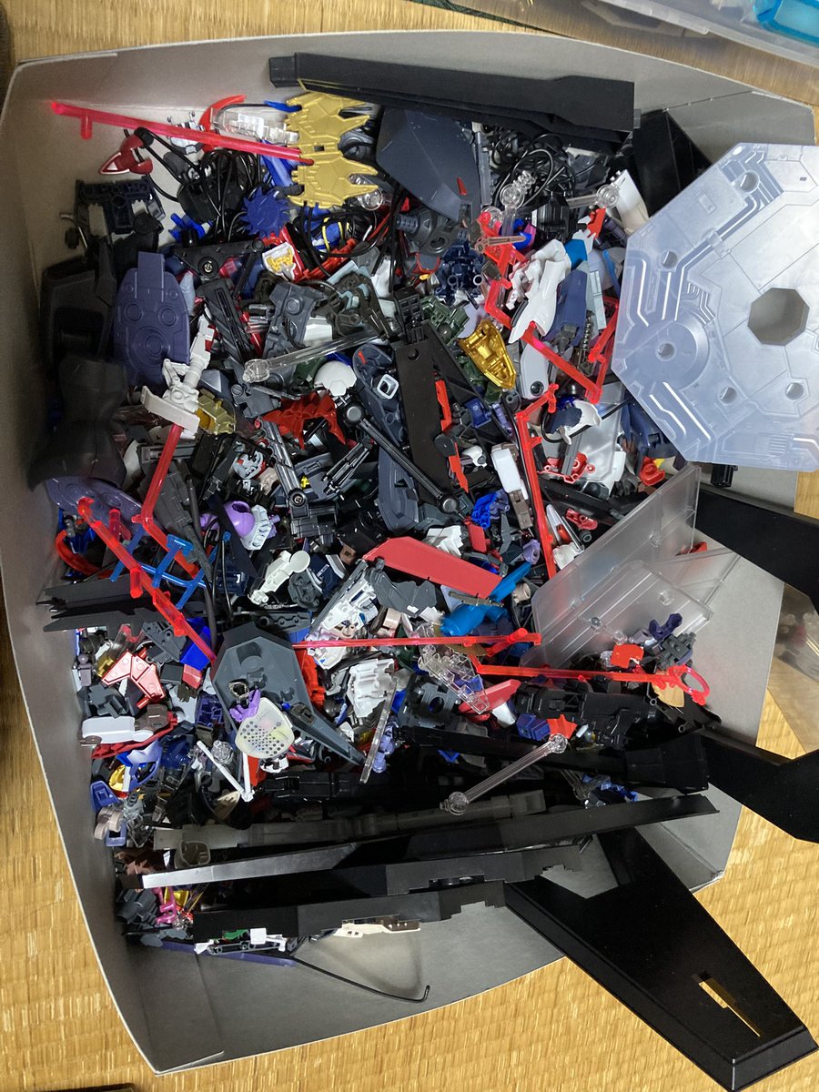 とりあえずガンプラのジャンクの仕分け終わったー もー、使わんだろう