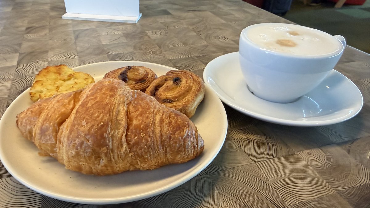 3Dprintingstuff's tweet photo. Quick breakfast in the lounge, before my flight to Manchester for #SMRRF2026 https://t.co/yQBBdCVIjV