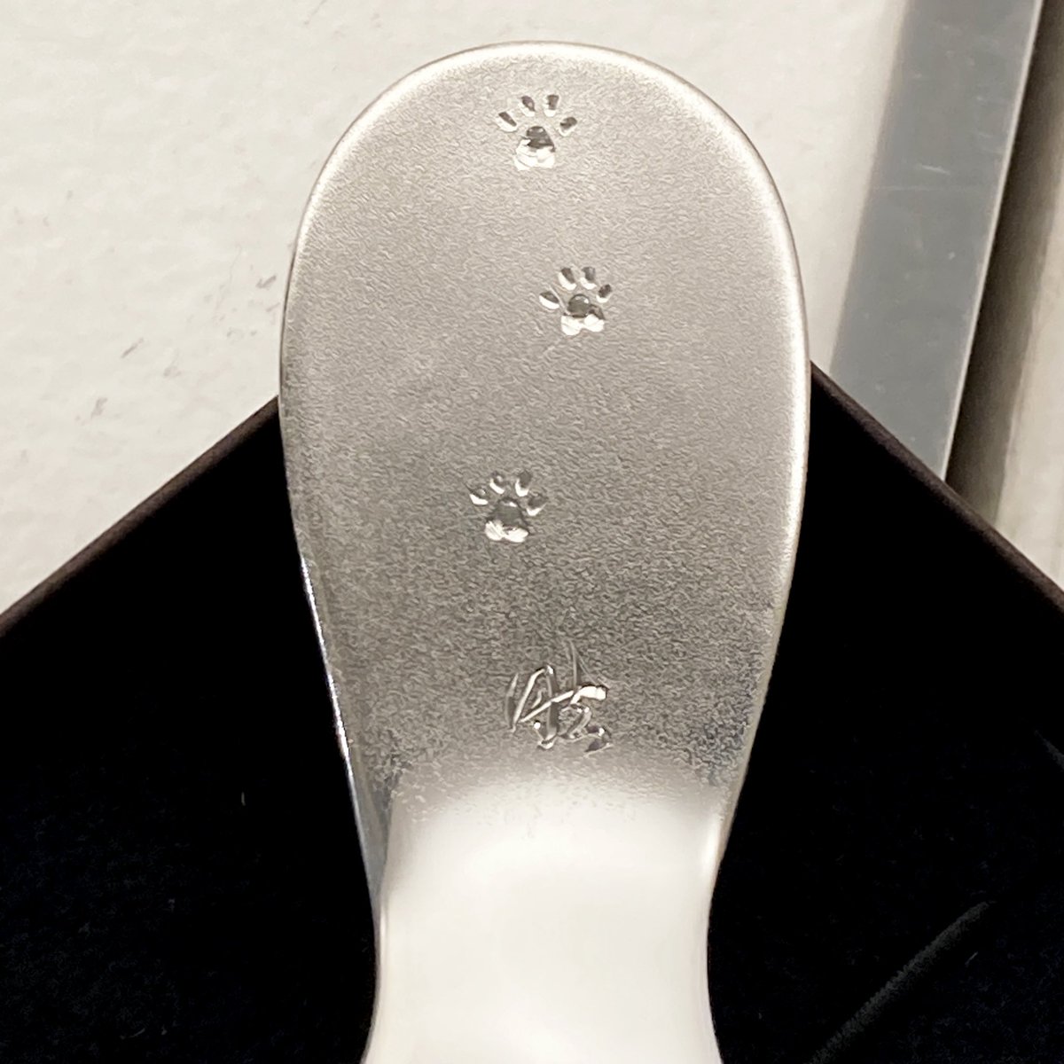 Rockgen3's tweet photo. つめたくしないで
雪の中から現れたねこ

熱伝導率の良い銀製のアイスクリームスプーン
手の温度が伝わり、固いアイスも快適に食べる事ができます
手のぬくもりがネコにも伝わるといいな

#彫金 #rockgen #猫のこころ #銀座CATギャラリー https://t.co/MtZTGwc7hy