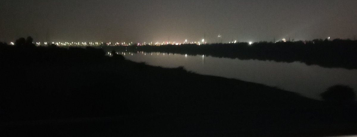 जिस तट पर प्यास बुझाने से , 
अपमान प्यास का होता हो 
उस तट पर प्यास बुझाने से , 
प्यासा मर जाना बेहतर है ।

~ बुद्धिसेन शर्मा
