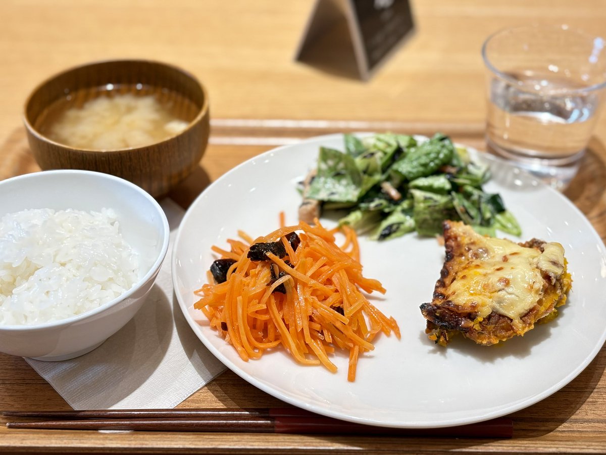 行ってみたかったMUJIカフェでランチ🍽
かぼちゃのミートソースグラタン、キャロットラペ、小松菜とひじき煮のサラダ
 #あんこのご飯レポ
