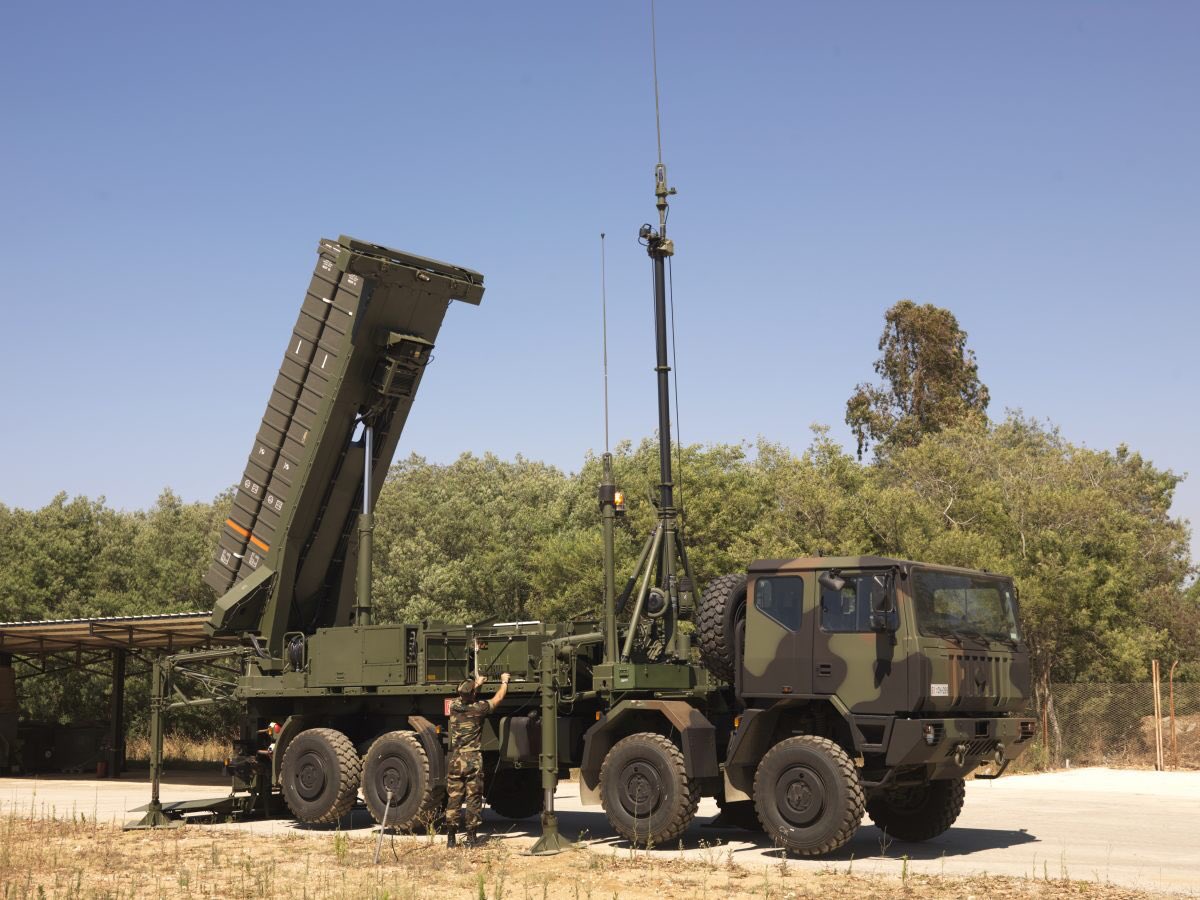 NichoConcu's tweet photo. Italy is ready to send military equipment to Gulf countries to help counter Iranian drone and missile attacks. There’s also talk of an Italian SAMP/T system being transferred, likely to Kuwait or the UAE. Around 2000 Italian troops are stationed in the region. https://t.co/ZMmFrixjV6