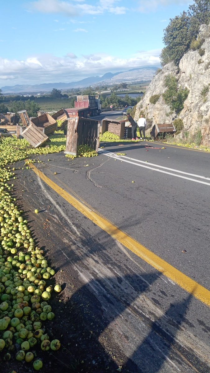 TrafficSA's tweet photo. Western Cape - between Grabouw and Villiersdorp:  #Appelkoos draai https://t.co/paQ3K9GXb7