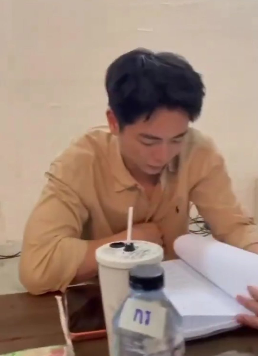 enfer_les's tweet image. อาปุ๊ มนตรี ไปฟิตติ้ง+read through หนังเรื่องใหม่ 'วัยฝันวันใกล้ฝั่ง' ของ ผกก. เต๊ ศตวรรษ มีน้องอัพไปร่วมอ่านบทด้วย 

#UpPoompat #KeepItUp