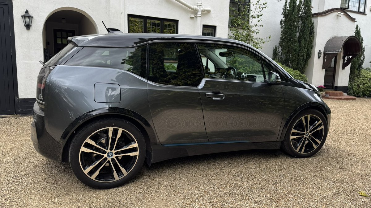 gcmdrareg's tweet photo. @BMW There is only one i3 https://t.co/BS7LryqGe8