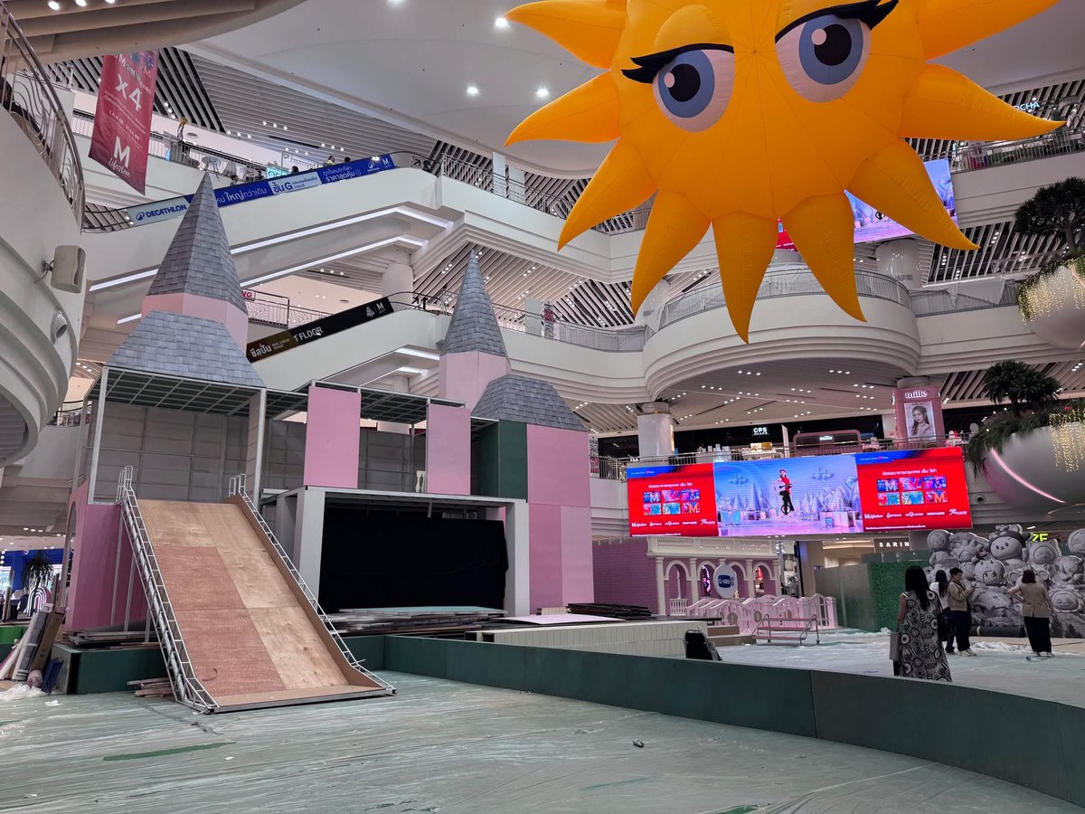 TheMallThailand's tweet photo. พรุ่งนี้แล้วว ที่แก๊งหลานๆ จะมาป่วน HOUSE OF FRIENDS ในงาน THE MALL LIFESTORE SUMMER–CATION พร้อมโชว์พิเศษจาก นิว ฐิติภูมิ และ เจมีไนน์ นรวิชญ์ ที่แท็กทีมมามอบความสุขให้ทุกคน 💕

แวะมาให้กำลังใจกันเยอะๆน๊า 😍
📅 วันที่ 6 มี.ค. 69 ตั้งแต่ 18.00 น. เป็นต้นไป 
📍 M GRAND HALL ชั้น G เดอะมอลล์ไลฟ์สโตร์ บางกะปิ

#THEMALLLIFESTORESUMMERCATION #SUMMERCATION #HOUSEOFFRIENDS #THEMALLGROUP #THEMALLLIFESTORE