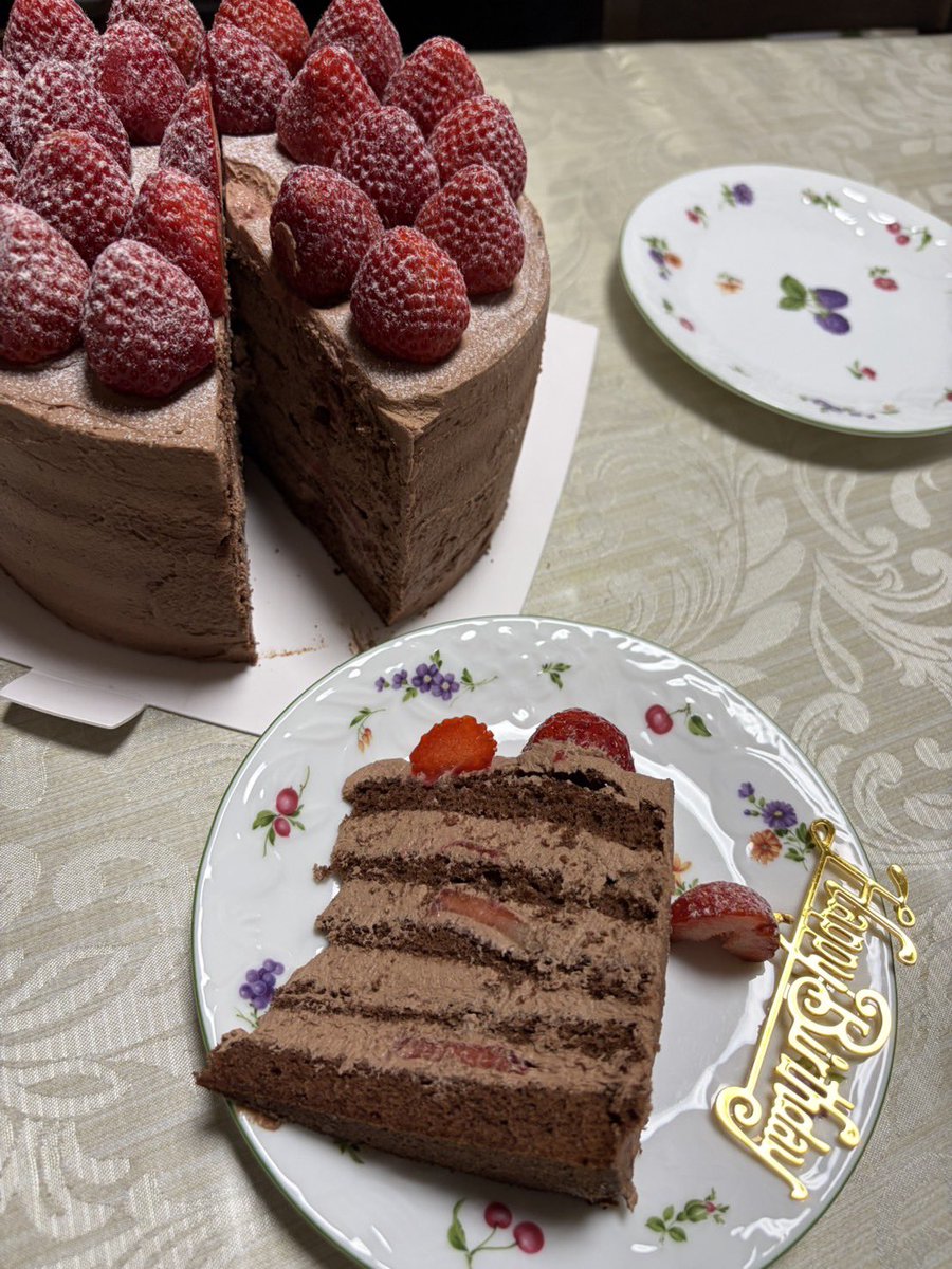 uramichiism's tweet photo. デブの発想で5段のチョコショートケーキ作った！いちご2パック、生クリーム3パック使い切ったよ！ https://t.co/YnIC4MqRe7