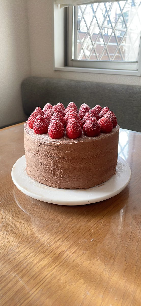 uramichiism's tweet photo. デブの発想で5段のチョコショートケーキ作った！いちご2パック、生クリーム3パック使い切ったよ！ https://t.co/YnIC4MqRe7