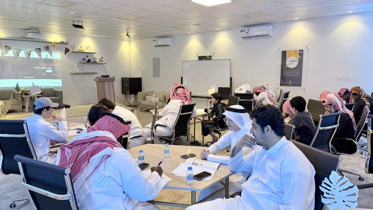 talaie_bisha's tweet photo. برنامج #أريكة_شبابية في موسمه السابع على التوالي ضمن برامج #جمعية_طلائع في شهر #رمضان يأتي بمجموعة من اللقاءات القيمية و الأمسيات التنافسية لتنمية و تطوير مهارات و مدارك الشباب ، يحضى البرنامج بتفاعل و حماس الشباب من مستفيدي الجمعية ، حيث اختتم أسبوعه الثاني بعدد من الفعاليات التي تلامس رغبات و ميول الشباب .

#يحدث_في_بيشة 
#رمضان_مبارك 
#البرامج_الشبابية