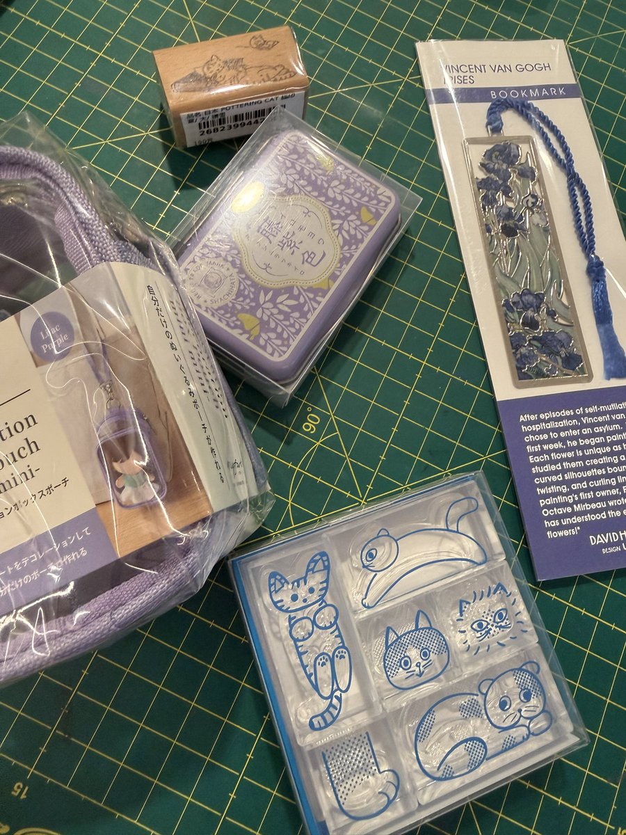 erdong_vtaba's tweet photo. 在誠品文具買了藍/紫色系的東西，超喜歡💜💙 https://t.co/cDLo0fwFhf