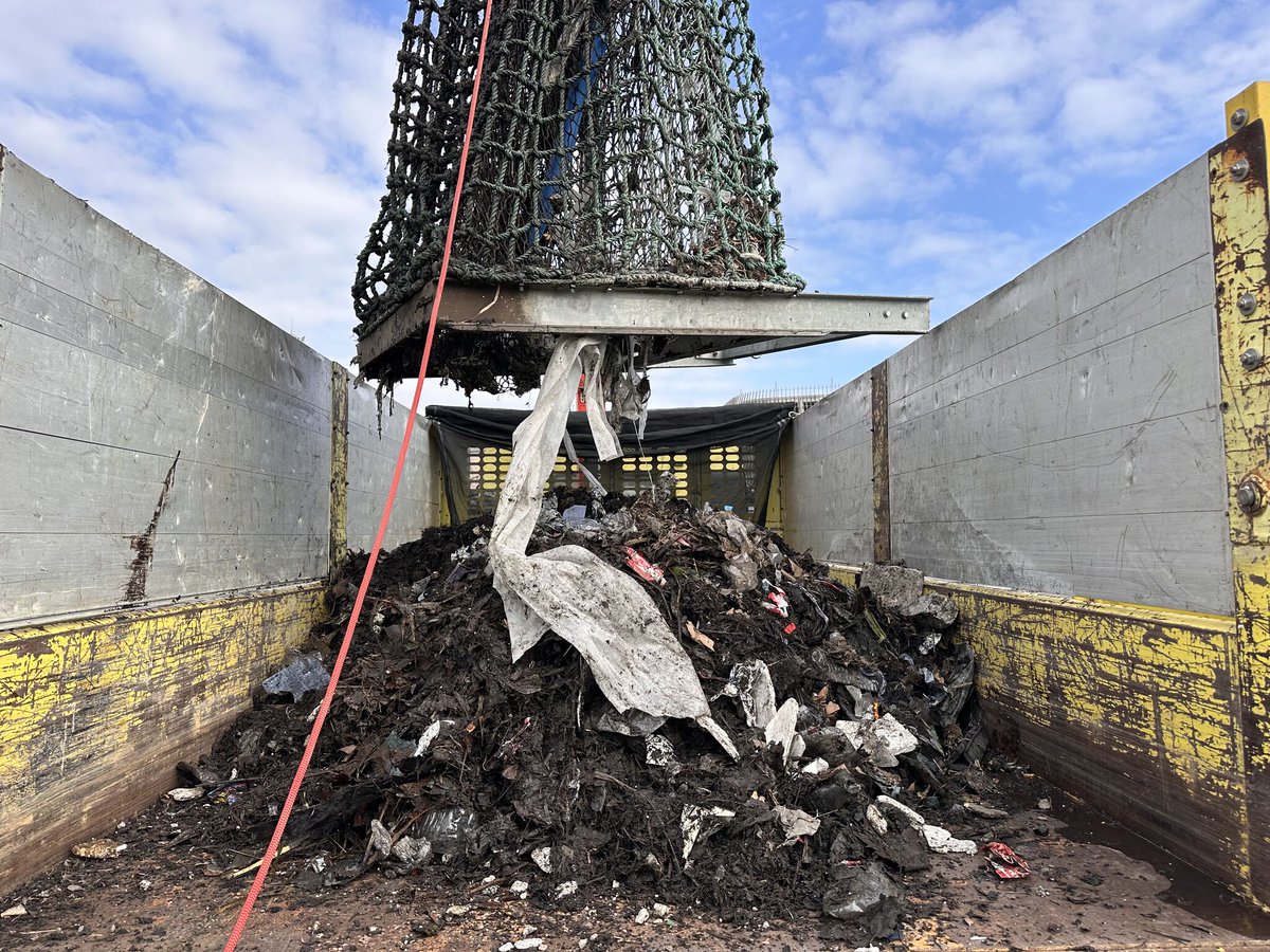 VINCIAutoroutes's tweet photo. 25 % des automobilistes reconnaissent jeter des déchets par la fenêtre.
A Nice, depuis 2010, VINCI Autoroutes s'est allié à @Pollustock en développant le filet Hydro-Rescue. Ce dispositif intercepte chaque année d'importants volumes de déchets. https://t.co/olxozuPKyC