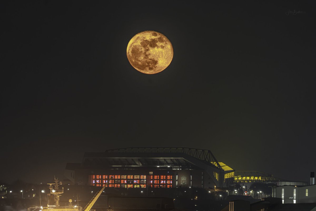 johnbadham's tweet photo. Tuesday and Wednesday's (03-03-26 &amp; 04-03-26) moon rise over Anfield, Liverpool. #Liverpool #Anfield #Supermoon https://t.co/9tqivhwBYs