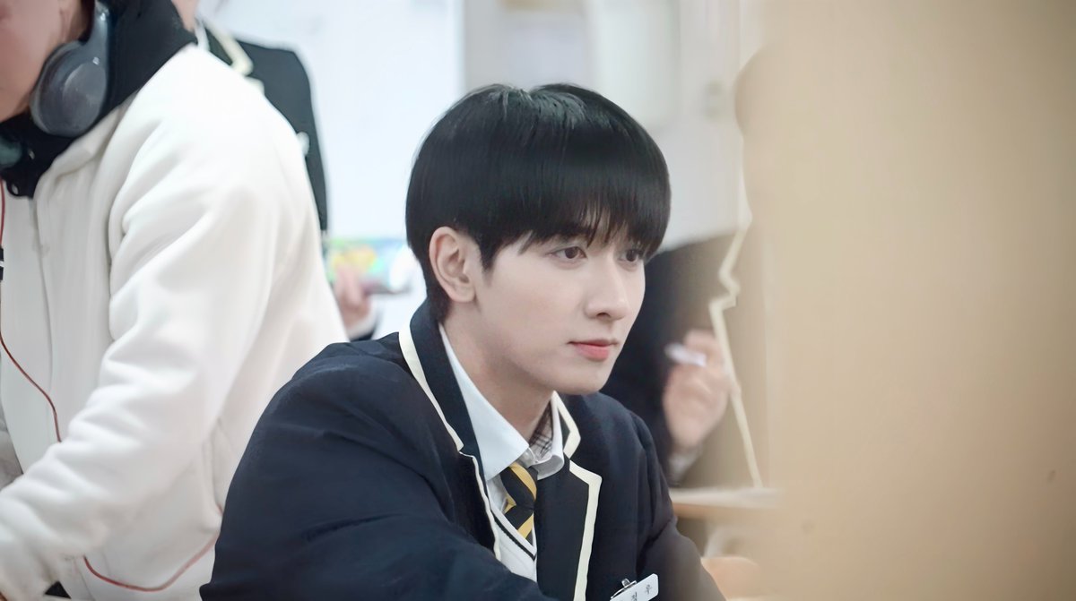 The Up-close tweet media