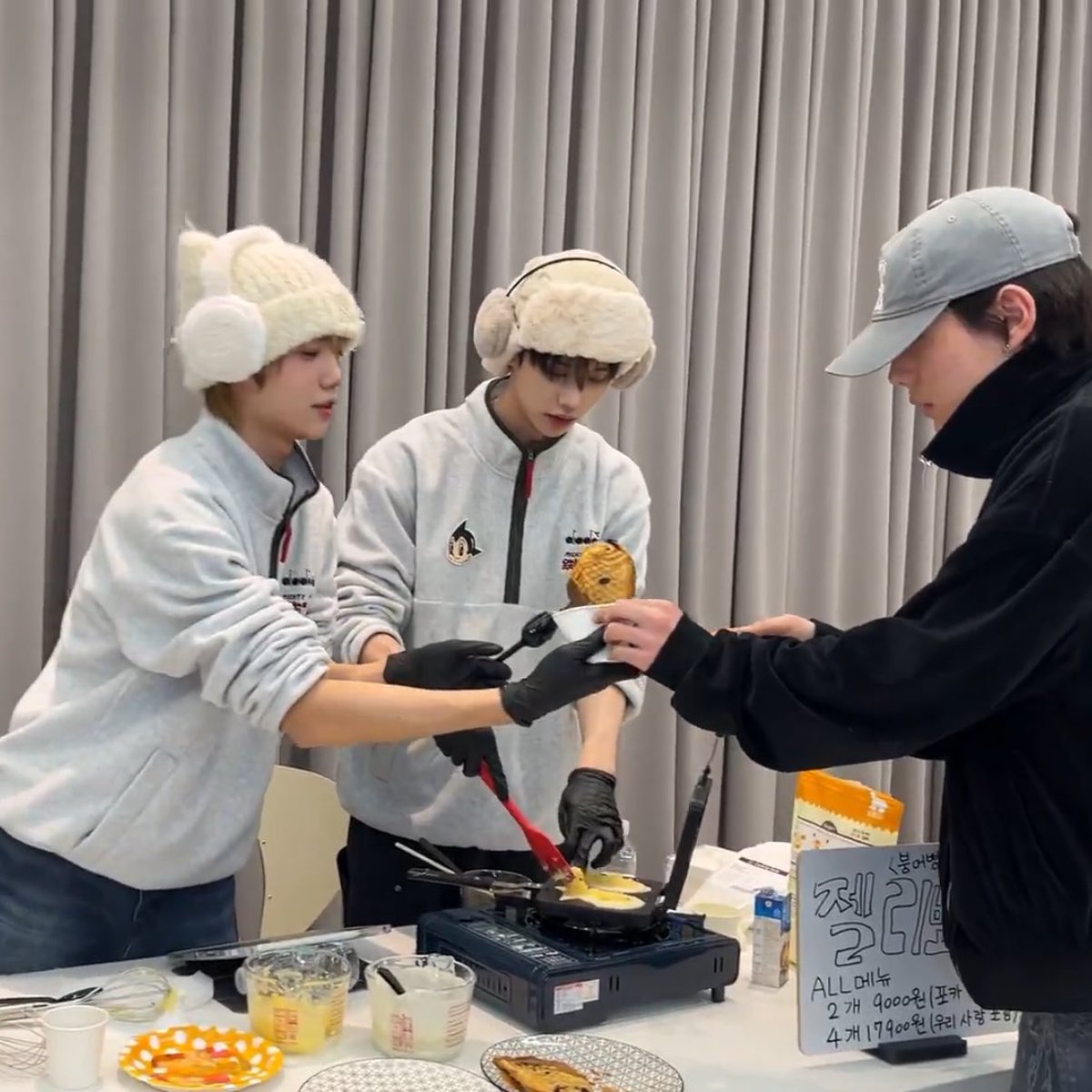 [켄돌이]
붕어빵 9000벨입니㉰.