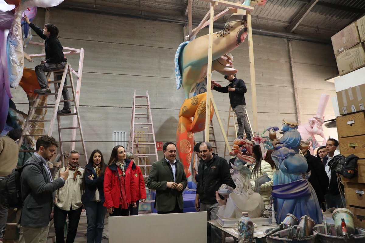 FalladelPilar's tweet photo. Ahir el president de la Generalitat, Juanfran Pérez Llorca, va visitar el taller del nostre artista, Paco Torres.
Moltissimes gràcies per reconèixer la tasca dels artistes fallers, i el seu paper fonamental en la festa.
#falles2026 #PacoTorres #FallaPlaçadelPilar https://t.co/OpPBk6thV9