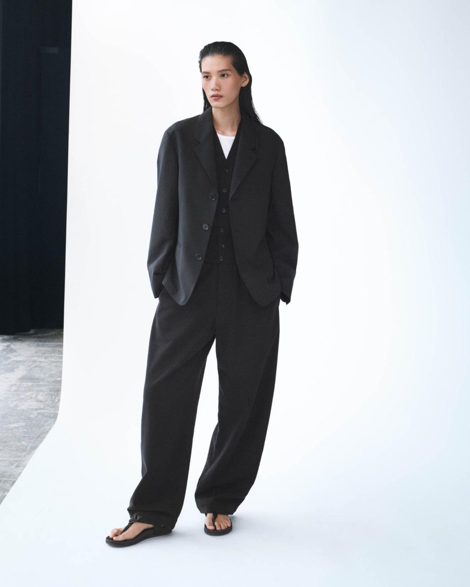 fashionsnap's tweet photo. クリストフ・ルメール（Christophe Lemaire）とサラ＝リン・トラン（Sarah-Linh Tran）がアーティスティック・ディレクターを務める「ユニクロ ユー（Uniqlo U）」が、2026年春夏コレクションを発売。 https://t.co/ovJXKDaQvw
