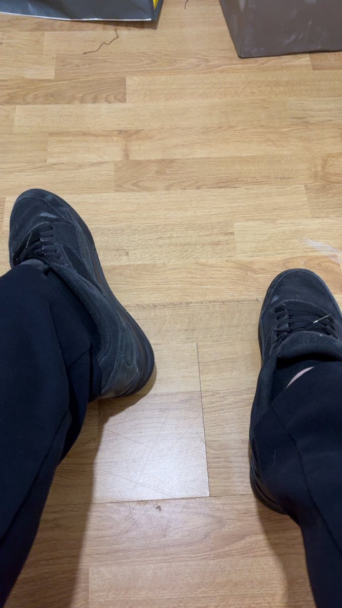 Amircshhh's tweet photo. Qui vient raquer pour son maître ?👣💸

#dominant #soumis #moneyslave #cashmaster #pied #raquer #paypal #fr https://t.co/DYohythpYp