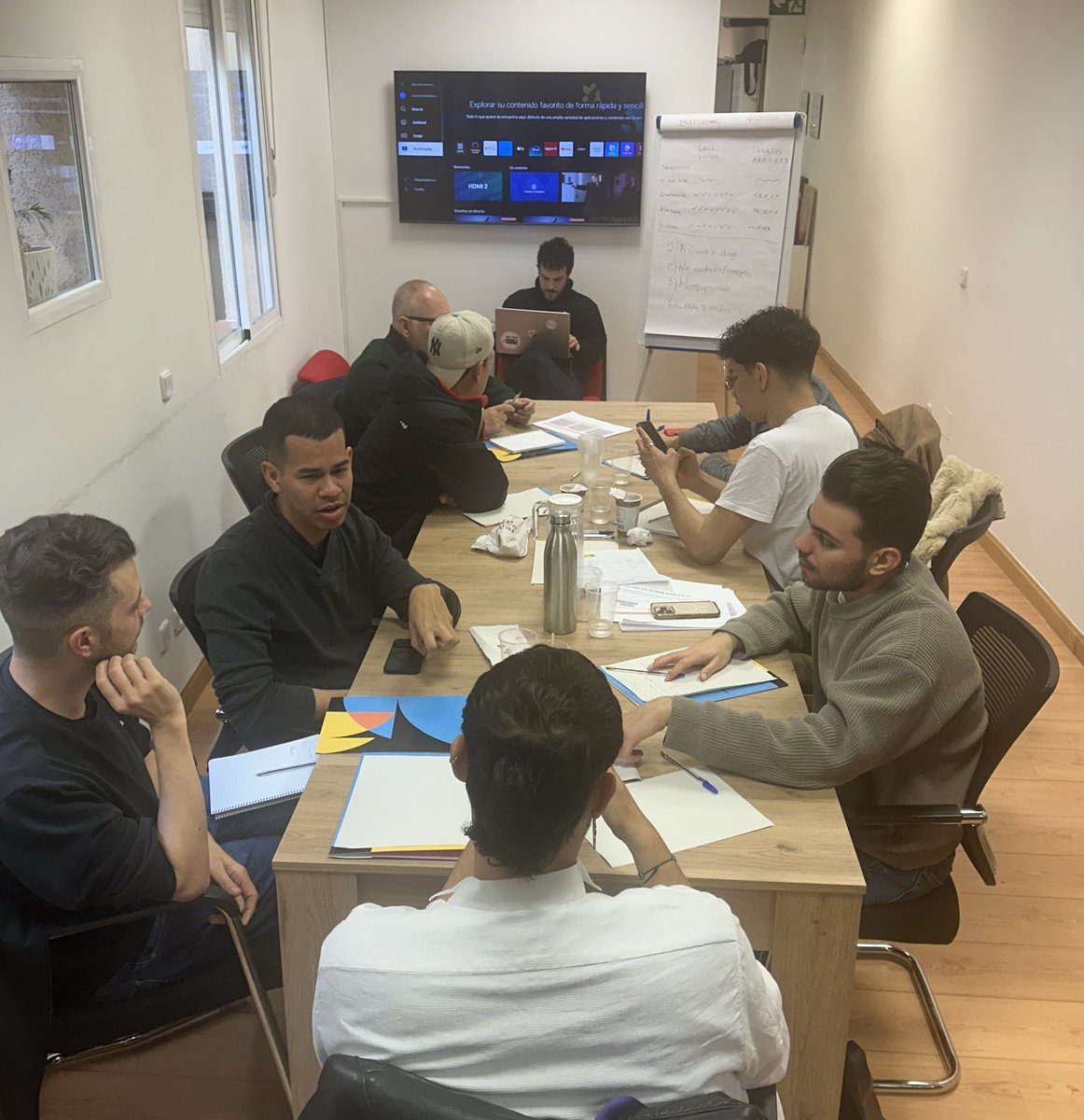 cesida_esp's tweet photo. Hoy el grupo focal pone en práctica lo aprendido ayer en la sesión de Pilar Devesa del @ComiteVLC sobre “El lenguaje como espacio de soberanía y resistencia”, trabajando en la creación de la campaña del proyecto Acción contra el Estigma Asociado al VIH. Seguimos avanzando 💪 https://t.co/vNDSshWLo0