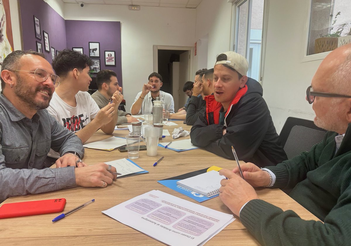 cesida_esp's tweet photo. Hoy el grupo focal pone en práctica lo aprendido ayer en la sesión de Pilar Devesa del @ComiteVLC sobre “El lenguaje como espacio de soberanía y resistencia”, trabajando en la creación de la campaña del proyecto Acción contra el Estigma Asociado al VIH. Seguimos avanzando 💪 https://t.co/vNDSshWLo0