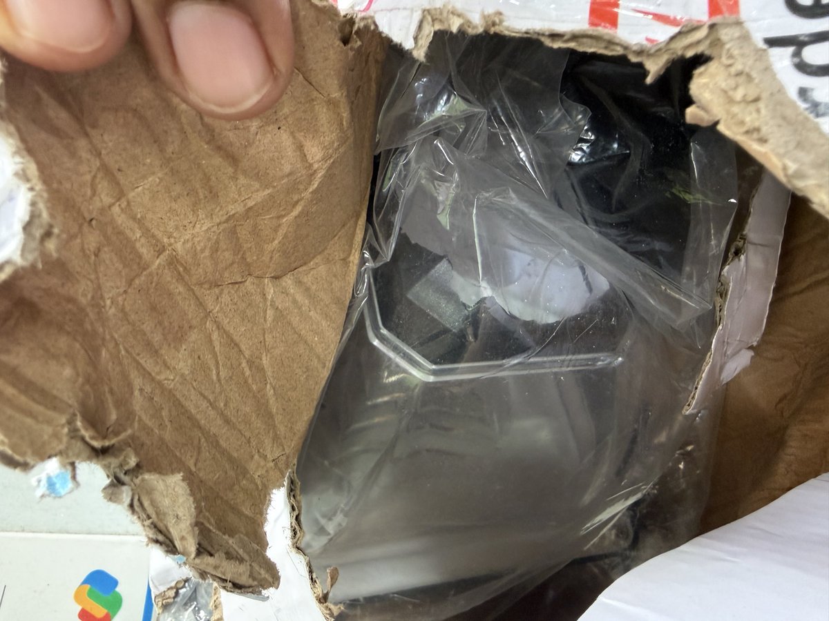 krishna75002's tweet photo. @help_delhivery Few days before my friend sent me some electrical appliance using delhivery , and today I received it completely broken. Is it normal ? This is how Delhivery handles electrical appliance. Moreover I am unable to get in touch with customer care people. Pathetic. https://t.co/4gktqgebZo