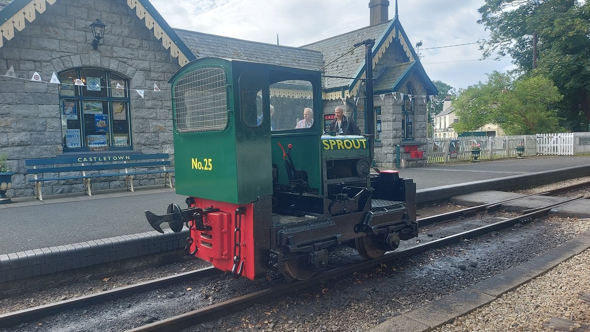 castletown_imr's tweet photo. A rare appearance for diesel No.25 𝘚𝘱𝘳𝘰𝘶𝘵 of 1966 during the one hundred and fiftieth anniversary celebrations back in 2024 #iomrailway #heritage #steam #nostalgia #greatphoto #Castletown #IsleofMan #Sprout #locomotive #Simplex #shunter #anniversary #event #birthday #IMR https://t.co/3nHTnDxb8D