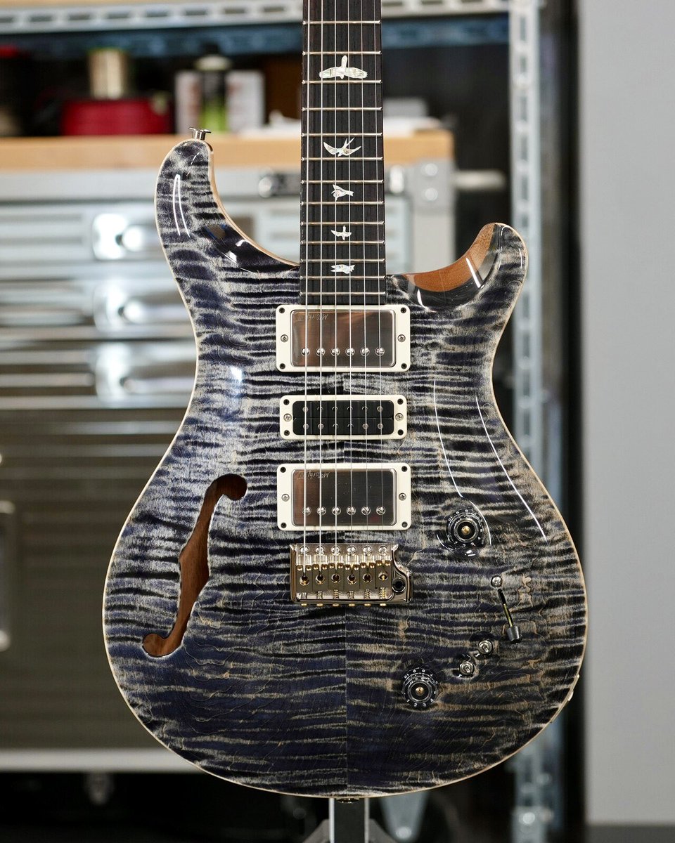 【Special Semi-Hollow // Charcoal】

12種類のサウンドバリエーションと高い汎用性を兼ね備えたSpecial Semi-Hollow。

現在は40th Anniversary Limited