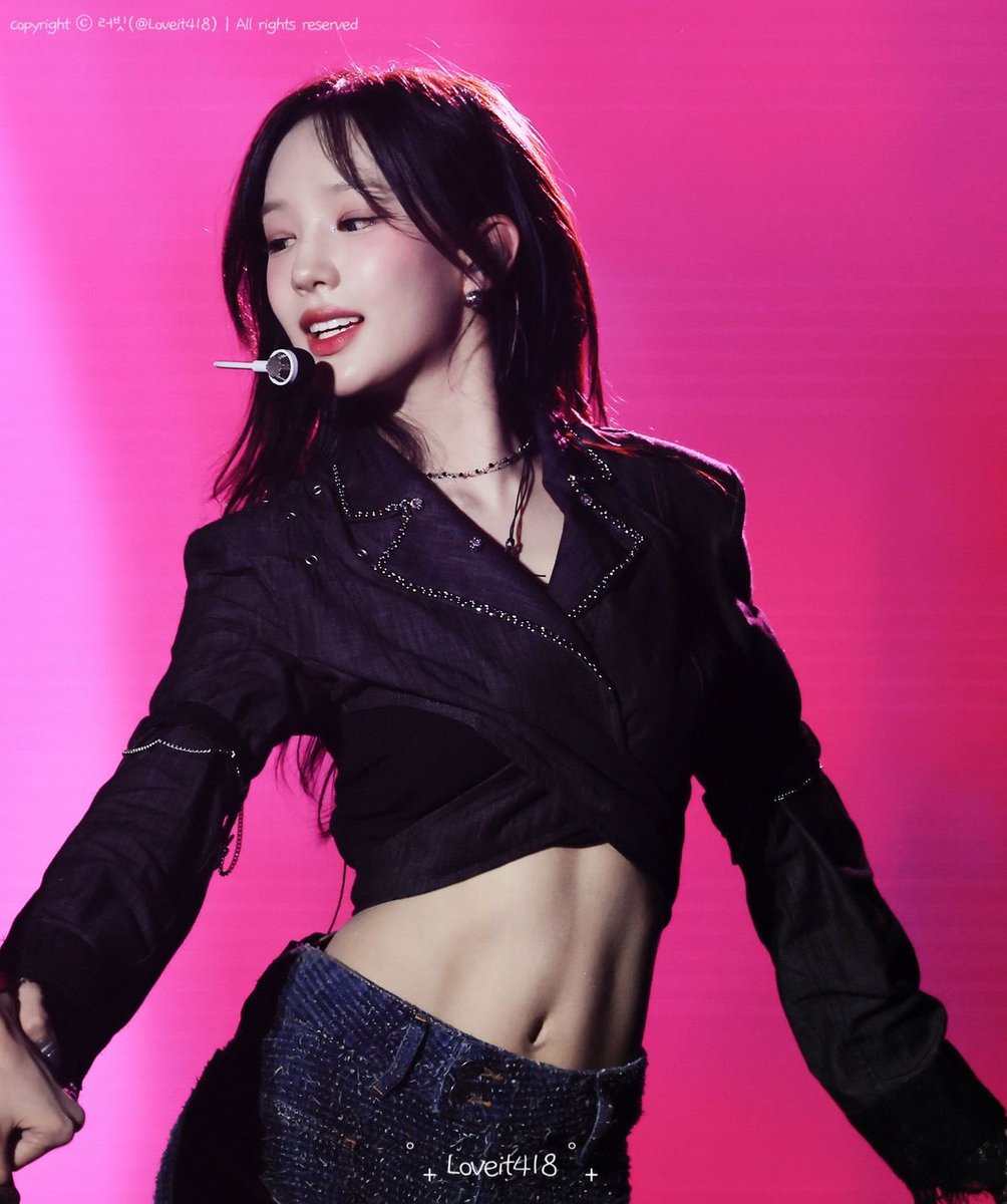 lovebearyu's tweet photo. sarang from izna when asked about how she got her abs: 

“I keep doing weighted planks until wk1 treats us right” https://t.co/hefL22juRq