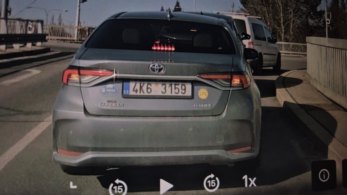 elegantní kurýr™ tweet media