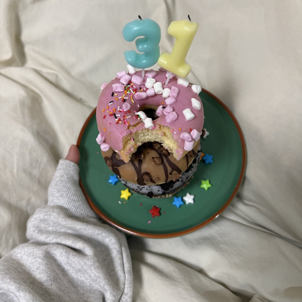 9Moemyon's tweet photo. aimyon‼️
happy birthday🍰★★
あいみょんと一緒にビールを飲む夢は諦めません🍺
@aimyonGtter https://t.co/8ZutohGXMl