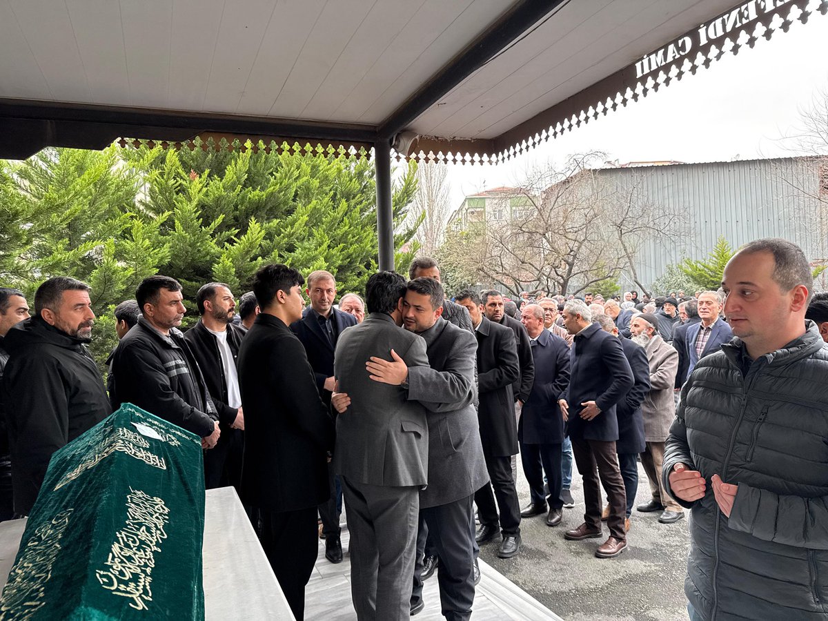 İlçe Başkanımız Sayın Mimar Emrah Parlak, teşkilat mensuplarımız ve üyelerimizle birlikte; önceki dönem ilçe başkan yardımcımız ve meclis üyemiz Sayın Turan Ağ’ın kıymetli evladının cenaze namazına katılarak son görevimizi yerine getirdik.

​Merhum yavrumuza Allah'tan rahmet;