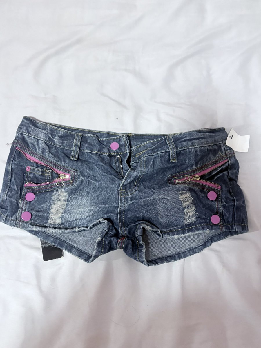 acohric's tweet photo. อันนี้เอวไม่เกิน32ไม่เคยใส่อีกเช่นกันส่งต่อ50บาทตัวนี้สวยมากน้าสายy2kชอบใส่กัน #โล๊ะตู้เสื้อผ้า #ส่งต่อเสื้อผ้า #ส่งต่อเสื้อผ้ามือสอง #เสื้อผ้ามือหนึ่ง #ส่งต่อราคาถูก #ส่งต่อstylist #stylist #ส่งต่อcintage #cintage #vgh #vghbkk #beming #onniiroom #พรีเกาหลี #ส่งต่อเสื้อผ้าสาวอวบ https://t.co/nGNKVNorWE