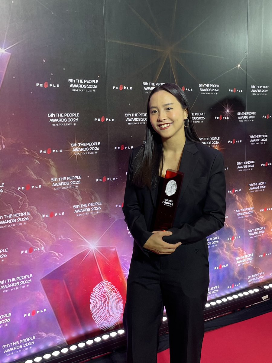 ขอบคุณ The People ที่ให้เกียรติมอบรางวัล People of the year นักการเมืองแห่งปีให้นะคะ ดีใจมากๆ วันนี้ได้พร้อมกับหมายฟ้องนายสุชาติ ชมกลิ่น 50ล้าน อิอิ