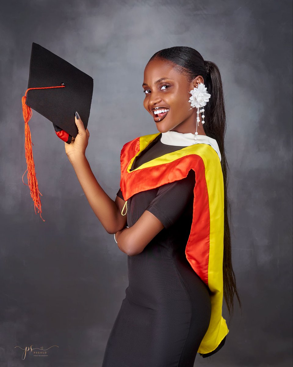 OreJemmie's tweet photo. What a good time to be a GRADUATE👩‍🎓 
Re-Introducing Raheem Jemilat A. 
Bachelor of Technology in Botany 💕🎊
I showed up, But GOD DID🎉🤍

Dad’s sacrifices built this degree and I’m dedicating it to him🕊️💝 https://t.co/X2uLnZDFhF
