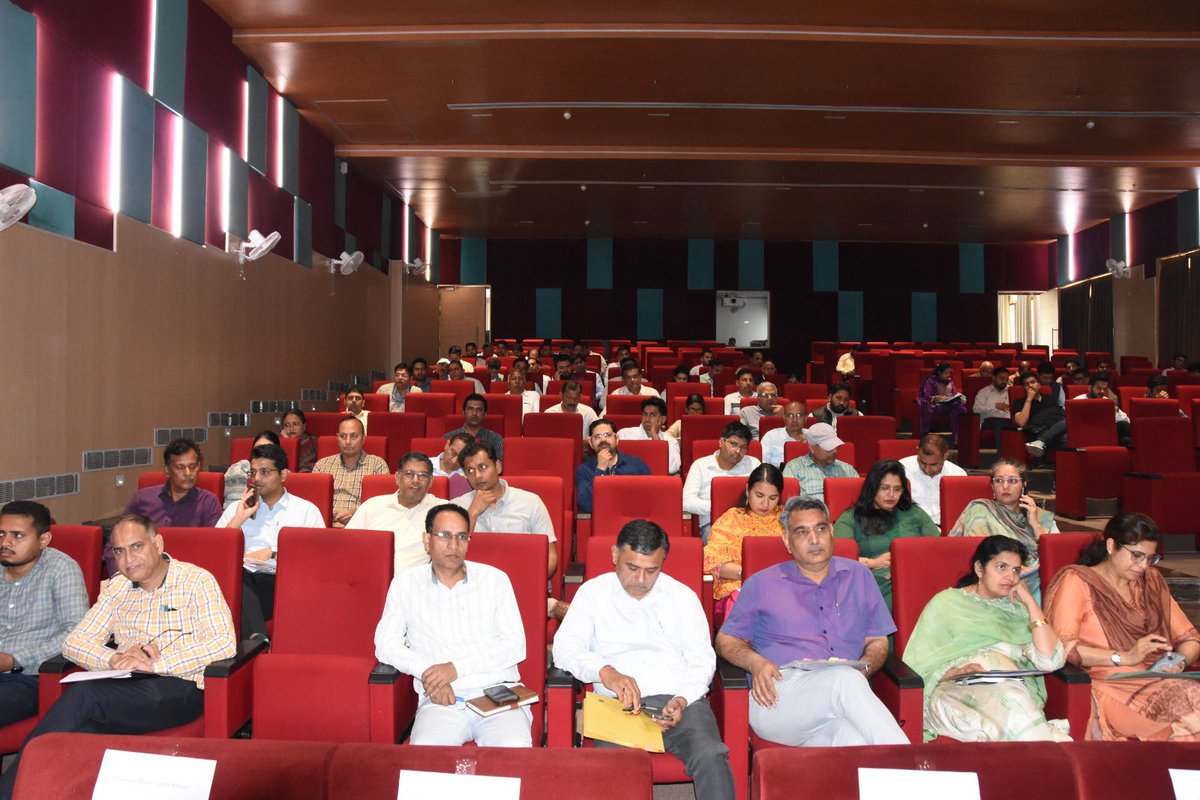 आज पंचकूला में दिशा बैठक की अध्यक्षता कर केन्द्र सरकार की योजनाओं की जिला अधिकारियों के साथ समीक्षा की।