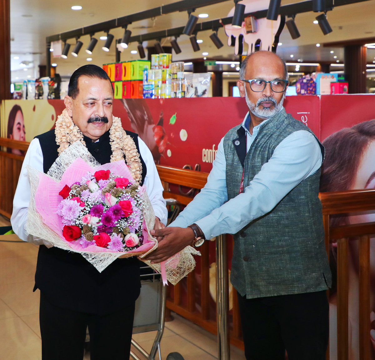 DrJitendraSingh's tweet image. Landed at #Kochi, Keralam, late this evening. 
      
A vibrant coastal city, known for splendid backwaters and world famous wellness centres …. currently gearing up for the upcoming State Assembly election.