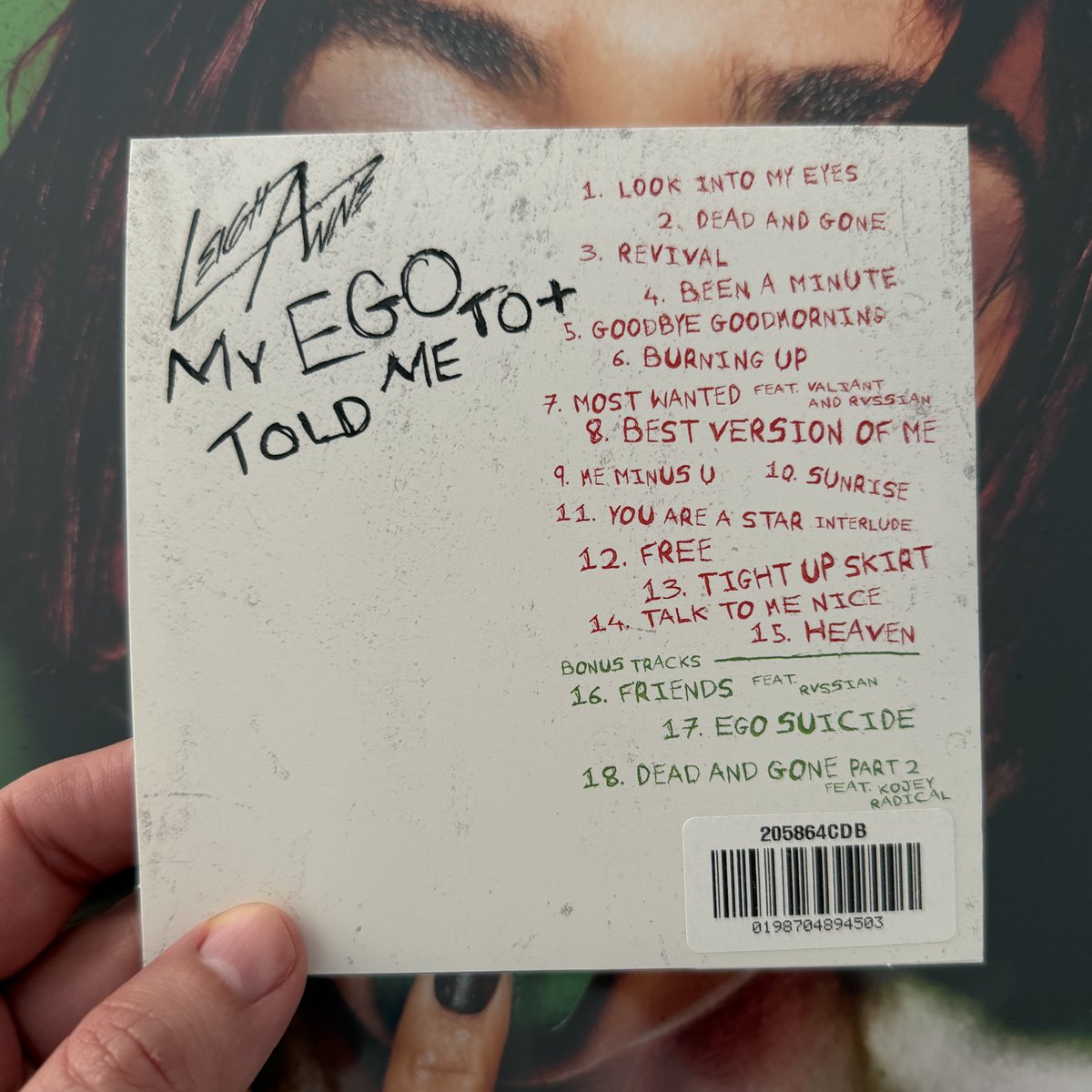 elchicodiscos's tweet photo. Decepcionado con la edición deluxe del CD de @LeighAnneMusic. No entiendo como se da el visto bueno a este cartón cutre sin fotos ni libreto que parece un disco pirata. Qué oportunidad perdida de hacer algo bonito para quienes aún compramos en formato físico 😒 @TownsendMusicUK https://t.co/dQXRTngoSE