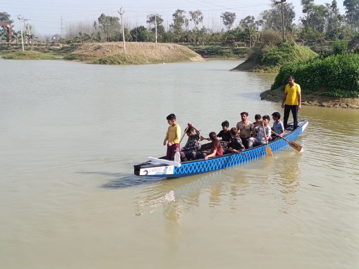 Sandeeppradyun's tweet image. Gram Panchayati Tharoli होली के दिन पहली बार आधुनिक Dragon boat को Yogi Lake में उतारा गया।

भारी-भरकम बोट…
लेकिन 8–10 छोटे बच्चों का बड़ा हौसला।

मिलकर उन्होंने ड्रैगन बोट को पानी से बाहर निकाल कर साबित कर दिया —

“उम्र छोटी हो सकती है, हिम्मत नहीं।”

#Tharoli #YuvaShakti