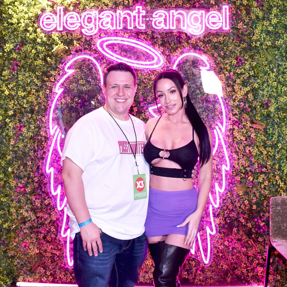 theclaudio101's tweet photo. 🔝 @jenwhitexxx and me during the @X3social Expo 2026
.
#x3social #jenniferwite #brunettebombshell #bigboobs #cleavagefordays #bigbooty #claudio101photos https://t.co/c0o1OVHCcp