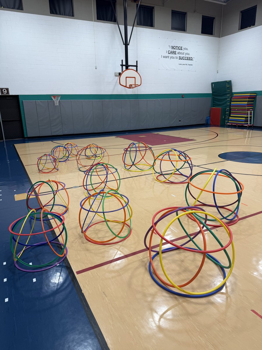 BoPhillips10's tweet image. How many huts does it take to get it the center of a hula hut? We’ll find out today when we play build n blast from @BigTennPhysEd #physed