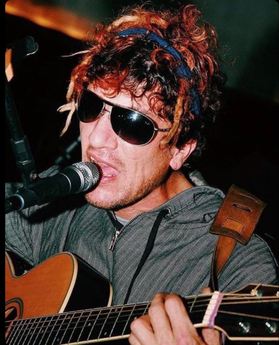 PityRockAndRoll's tweet photo. Tengo una banda de rock and roll, una chica que me quiere, tengo una casa, dos perros, algunas guitarras, un auto, una moto, una familia, dos amigos, creo que no necesito más nada.
Sólo necesito uno más https://t.co/KT0Z4Ovxot