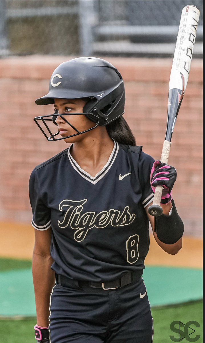 MiaHarrison2027's tweet image. If looks could kill… I’d have a life sentence. @SportCast_Media #focused #slapper #AGTG @CONROESOFTBALL