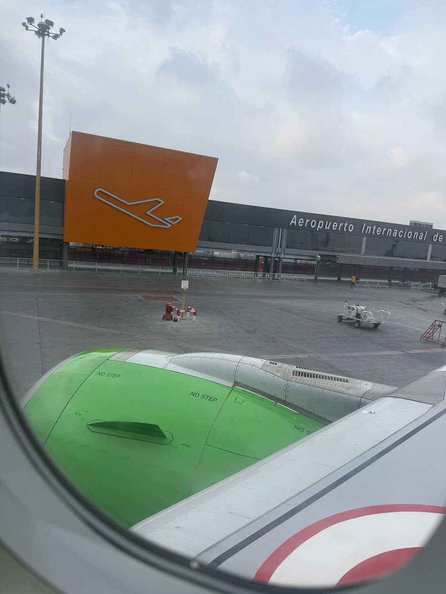 RockkEra's tweet photo. Son las 8:16 am el vuelo 1133 de @VivaAerobus sigue en tierra, no tenemos mayor información por parte de la aerolínea @AFAC_mx más que estábamos esperando pasajeros de otros vuelos retrasados en conexión, seguimos abordo del avión, @Profeco y los que teníamos que estar en CDMX? https://t.co/2xBJVvEnCw