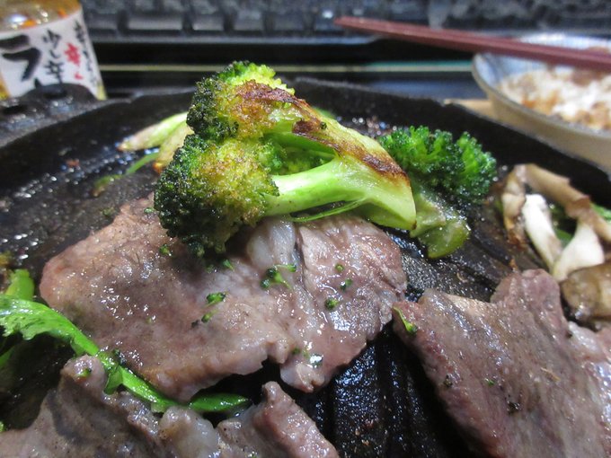 ブロッコリー安くてアヒージョから炒め物・鍋・焼肉まで利用してる。芯がホクホクで美味い🥦 