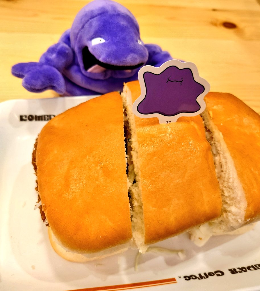 p_kikuri's tweet photo. コメダのカツサンドだから当然といえば当然だけどめちゃくちゃボリューミーだし美味しかった
ピックのもぐもぐメタモン可愛い
#コメダ
#ポケモンといっしょだモン https://t.co/aUQOxFxLWl