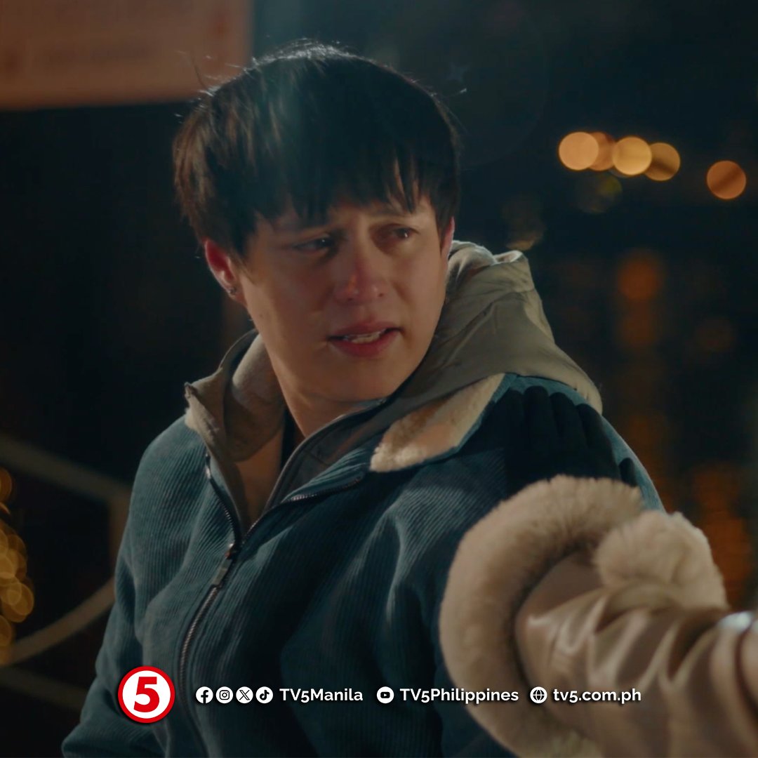 From Prague with love,

Quen! 😍

Grabe ang titig naman niyan sa picture! Panoorin mo 'yung official teaser para lalo kang kiligin! 🤤

Watch it here: tinyurl.com/ASIPOfficialTe… 

Abangan ang pagsisimula ng kwentong pagbibidahan ni Enrique Gil, #ASecretInPragueTV5, soon on TV5!