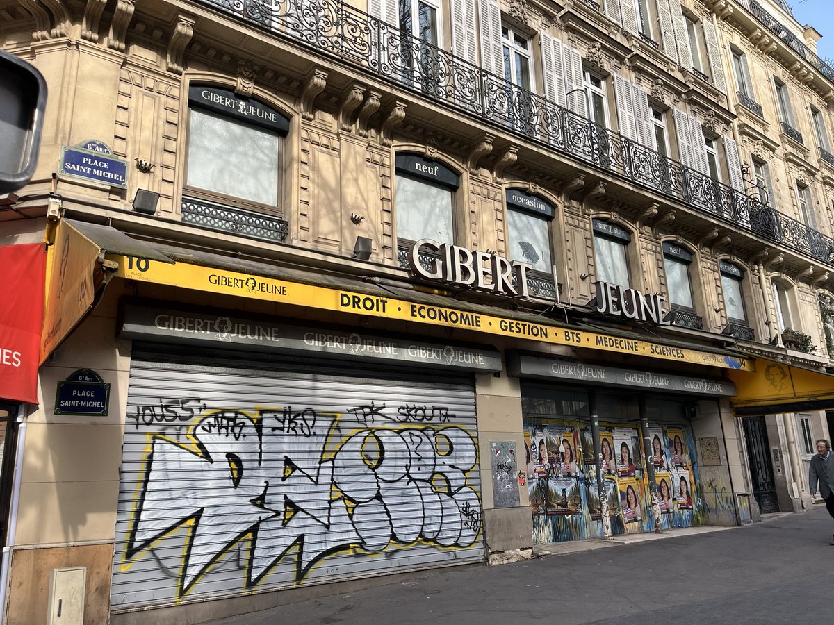 Gibert Jeune tire définitivement sa révérence, place Saint-Michel.
Quand une librairie baisse le rideau, c’est le trait de côte de la culture qui recule.
Misère d’une France qui se décivilise implacablement, au coeur du Quartier latin, à ses marges, comme partout ailleurs.