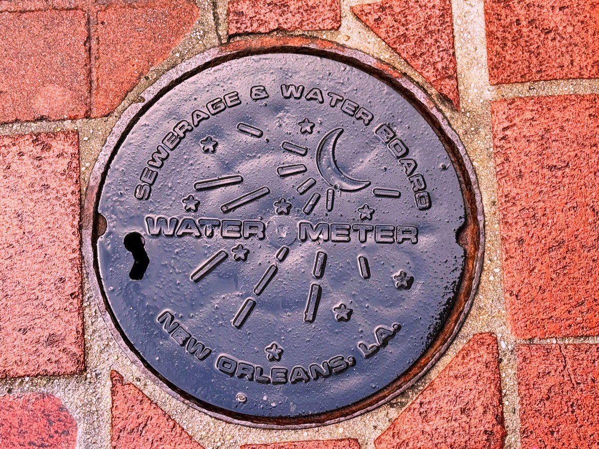 DavidMora's tweet image. Poll of the Day: Old @SWBNewOrleans meter cover or new one? 💦🗳️

#NewOrleans #PolloftheDay