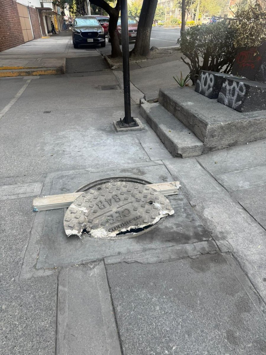 ja_doan's tweet photo. 🚨 Reporte ciudadano
En la banqueta de Av. Cuauhtémoc #737 colonia Narvarte poniente, hay una coladera con la tapa rota, lo que representa riesgo para peatones.
Solicito apoyo para su pronta reparación.
@ BJAlcaldia @ solucionesBj @ MatyCa4
#CDMX #ReporteCiudadano https://t.co/B2tWssLQYq